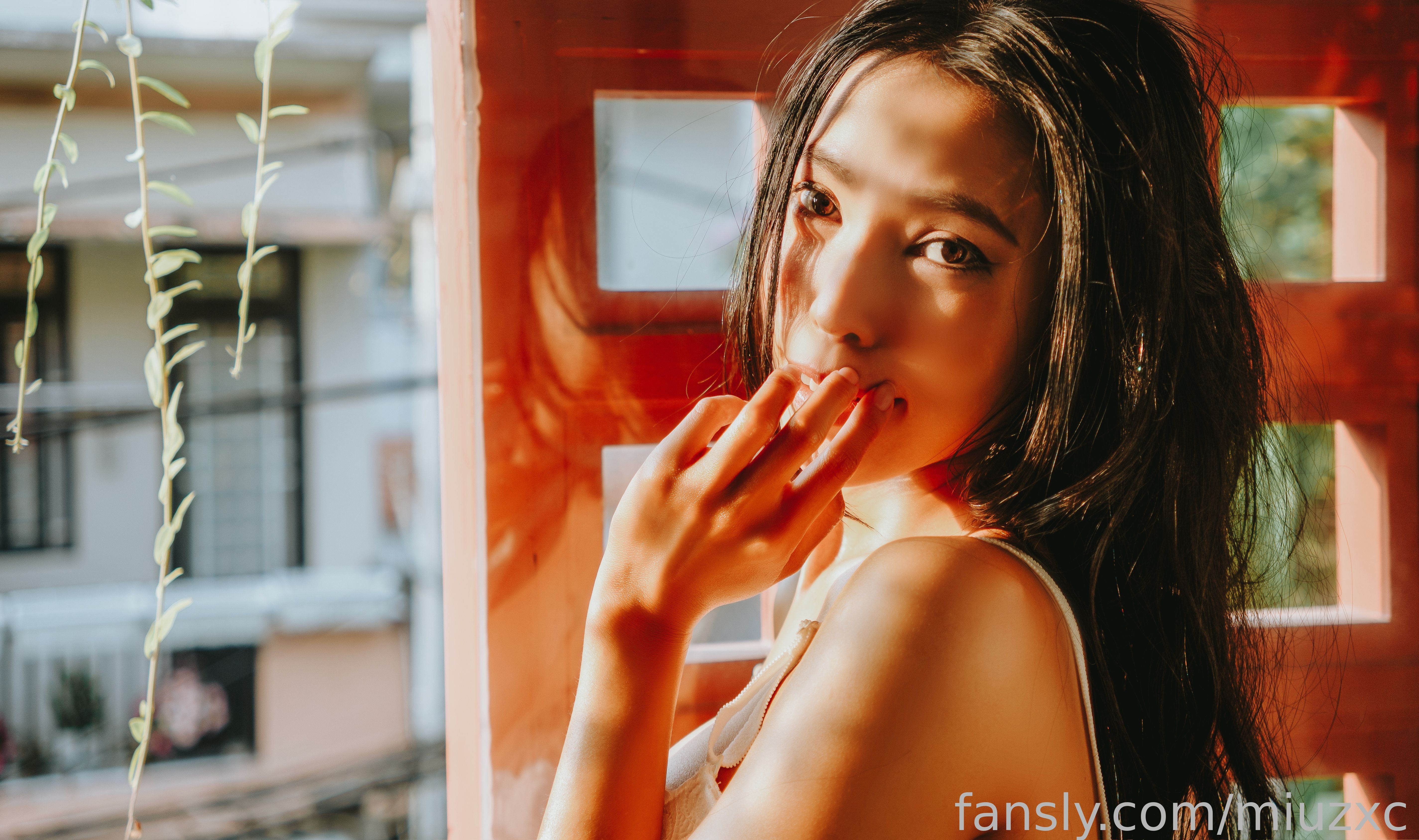 《Miuzxc_亚洲辣妻与陌生人视频通话并发生性关系让丈夫蒙羞》最新高清在线播放封面图