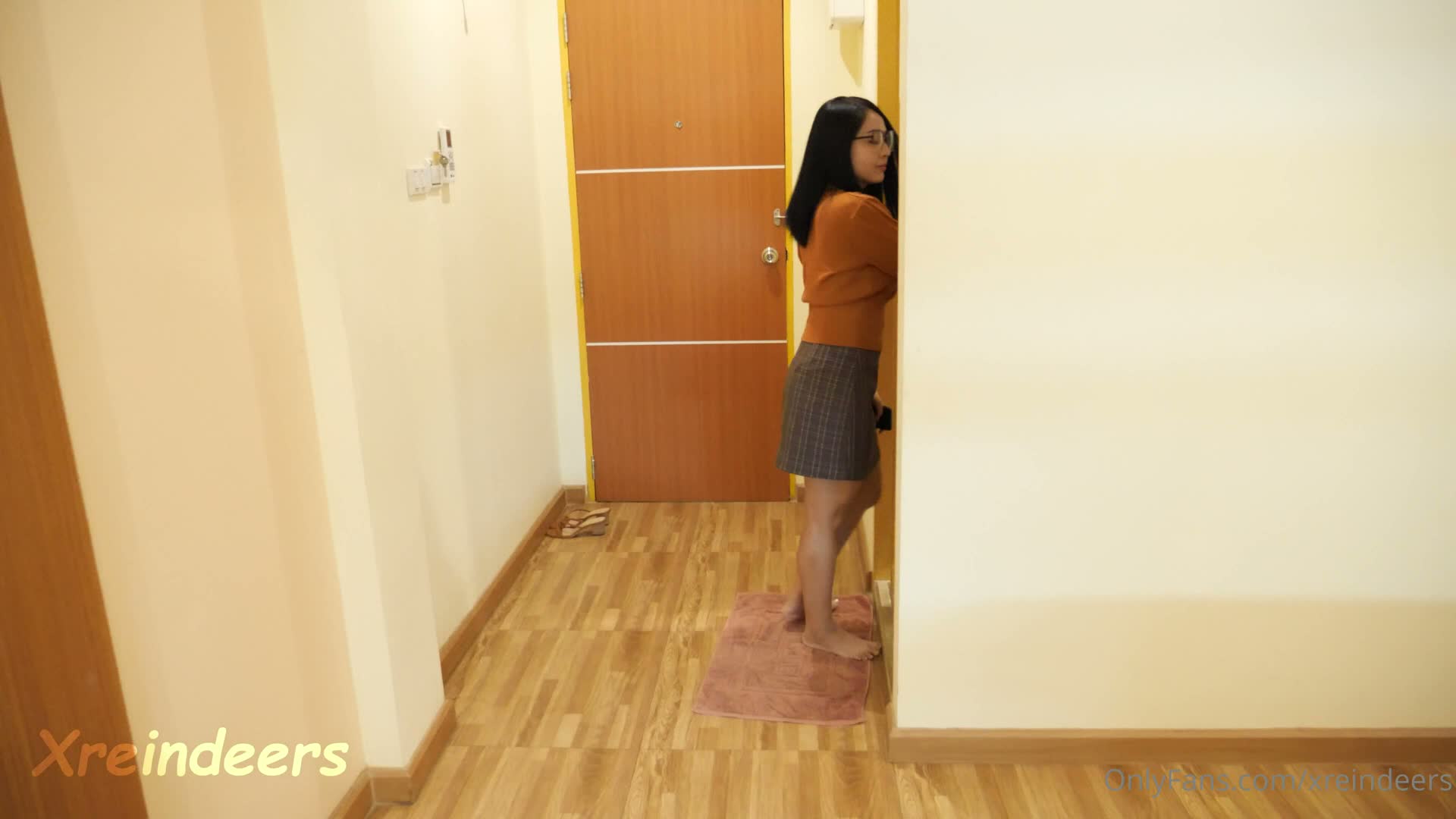 《Xreindeers_书呆子女友变身性感辣妹，并献出她的翘臀》最新高清视频播放封面图