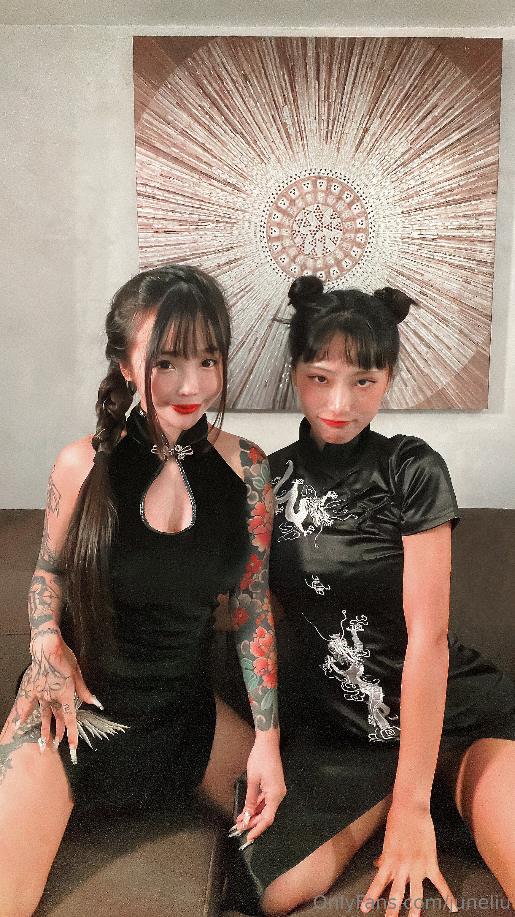 《JuneLiu_抱歉你女朋友minicos现在没法回复她在我床上》最新高清视频播放封面图