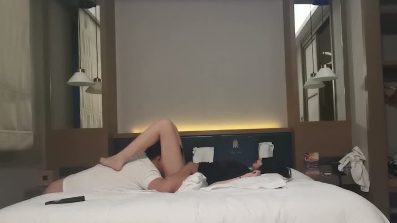 《Lantin-魔都真实NTR现场朋友圈裏的中韩混血女生极品大长腿炮架拔套内射》最新高清视频播放封面图